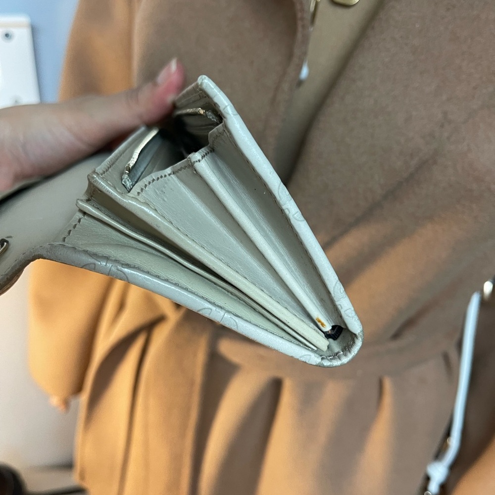 Authentic Gucci GG embossed leather long wallet 170426.4276 (HK49) - Picture 11 of 13